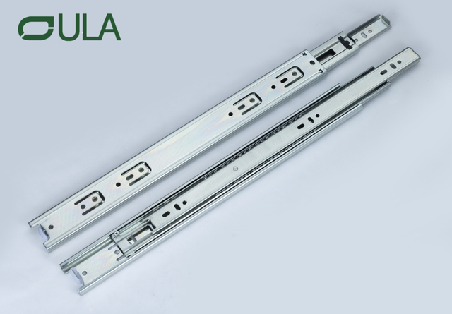 45 mm Épaisseur standard Tiroir du roulement à billes de 40 kgs Triple d'extension Triple Treat Rail de glissière