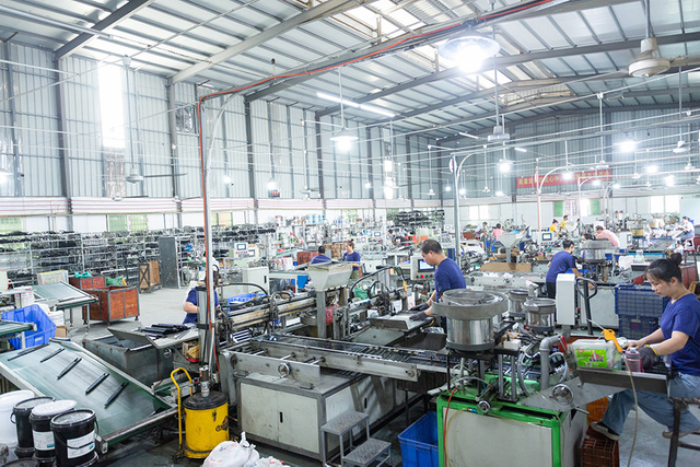 Extérieur d'usine d'Oula montrant une installation de production matérielle à grande échelle